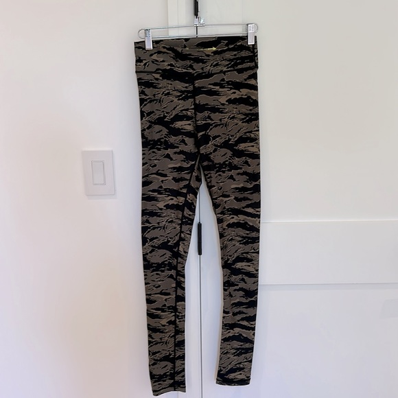 The Upside Camo Leggings, Size US 6 Carbon38 - Picture 5 of 8